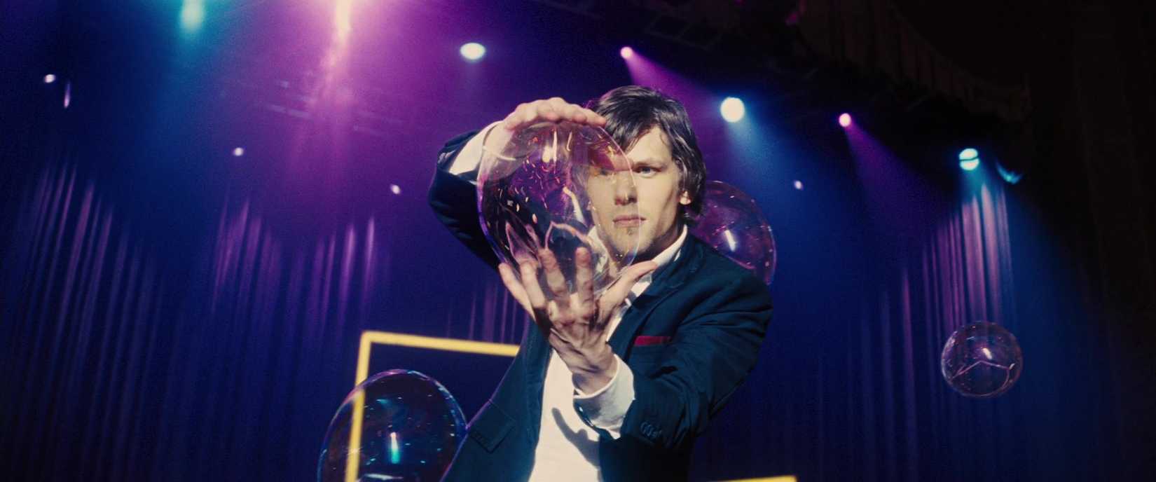 Jesse Eisenberg como mágico fazendo uma bolha no palco agora você me vê