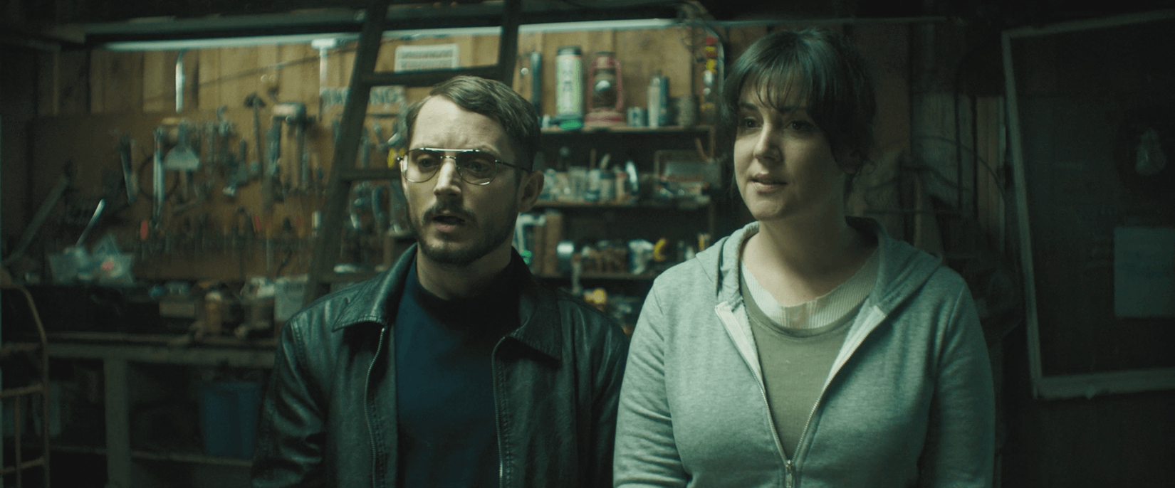 Elijah Wood e Melanie Lynskey em I Não me sinto em casa neste mundo