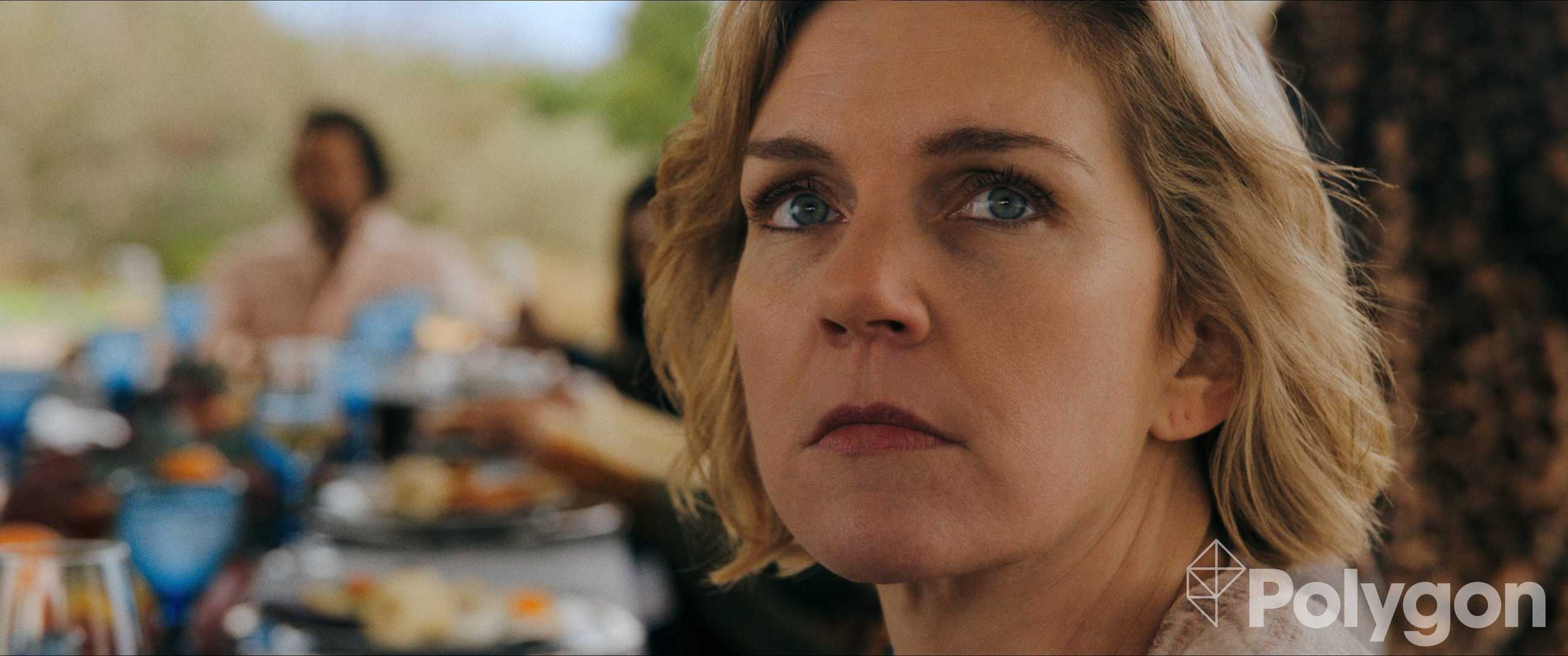 Um close de Rhea Seehorn em Pluribus