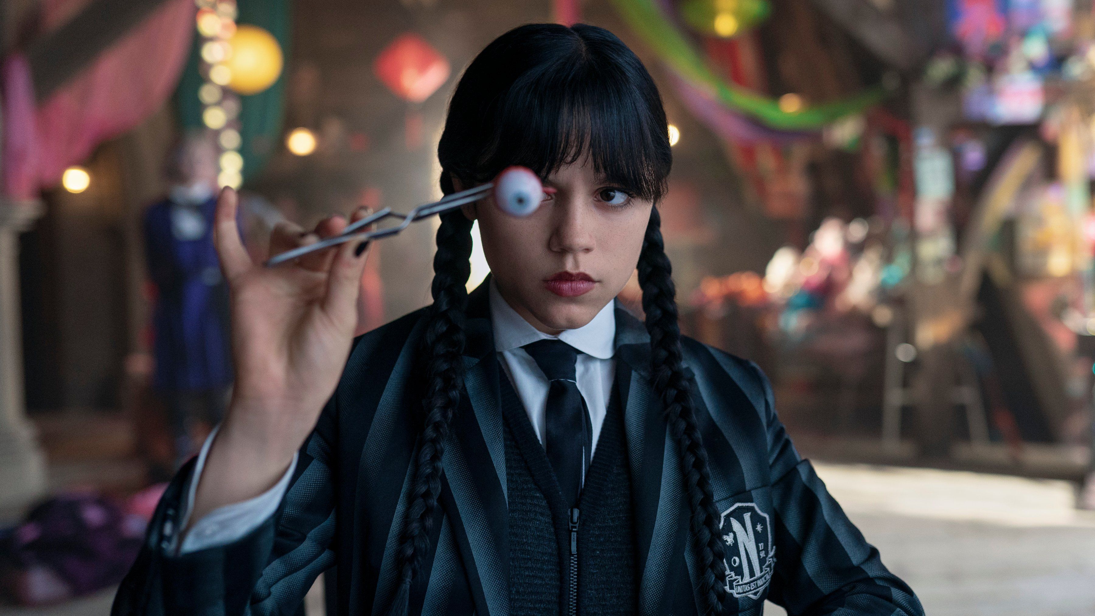 Jenna Ortega como quarta -feira Addams examina um globo ocular na quarta -feira