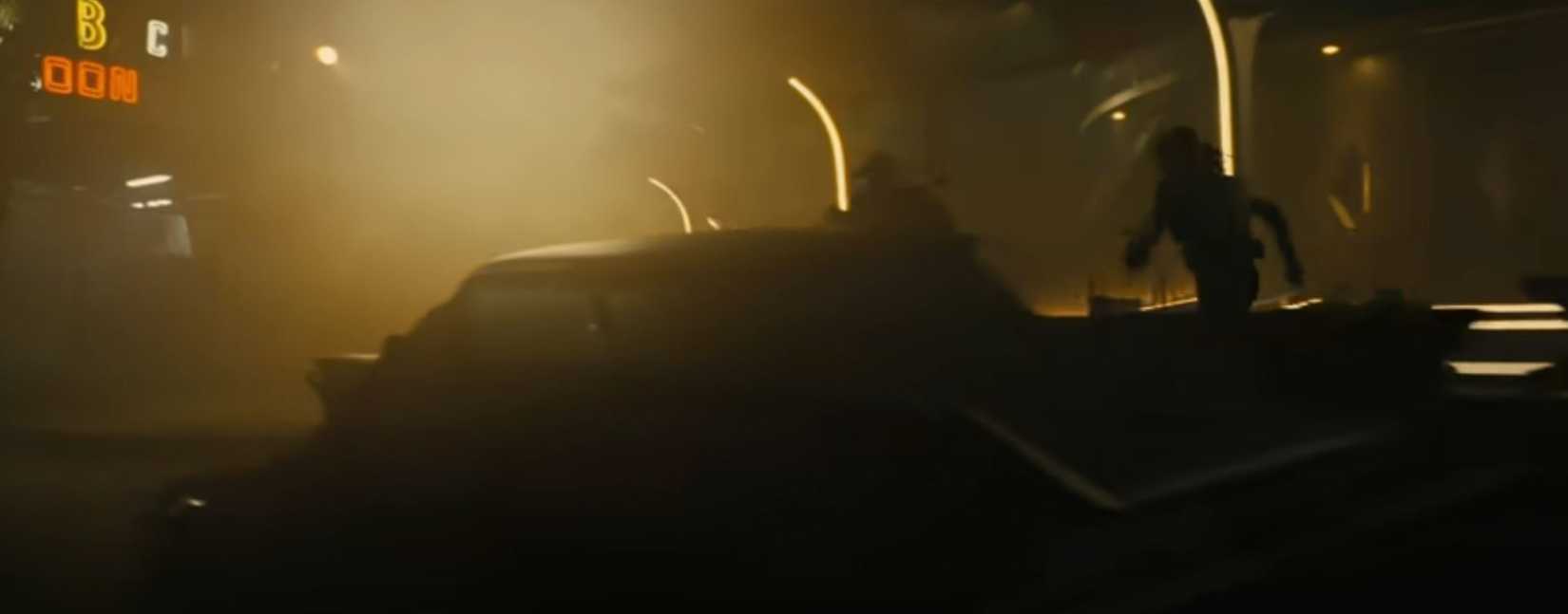 Lucy e Cooper, na segunda temporada de Fallout, fugiram de um Deathclaw e em direção ao salão de mercadorias, como um jogador faria nos jogos reais. 