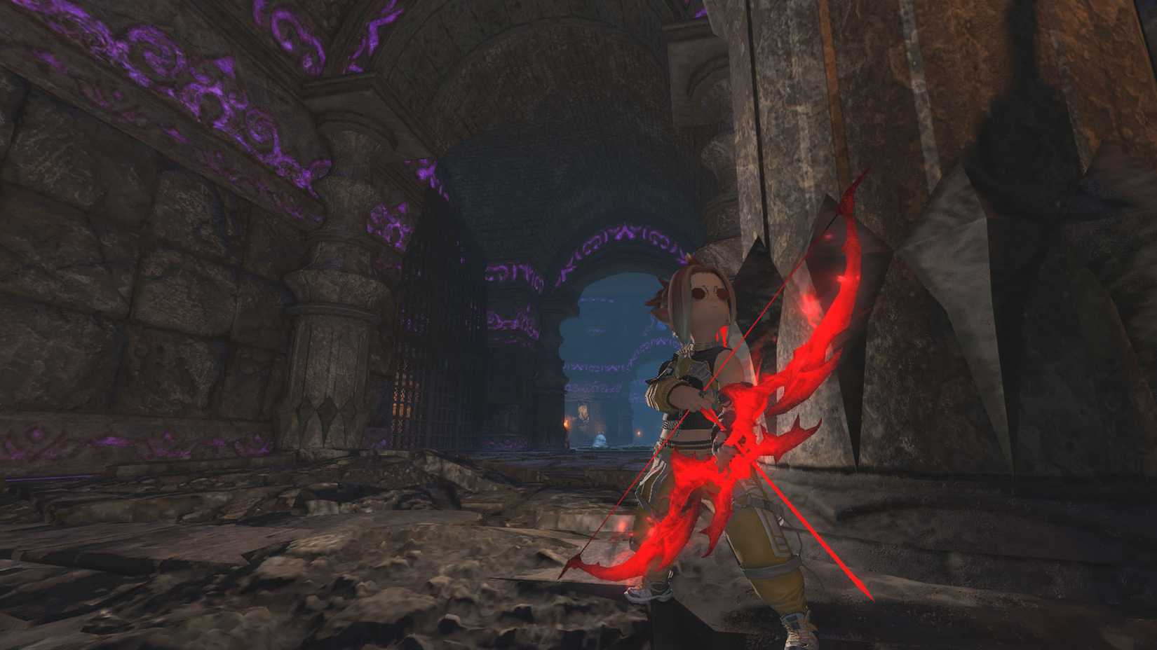 Uma captura de tela do Final Fantasy XIV mostrando um personagem Lalafel segurando um arco em um longo corredor
