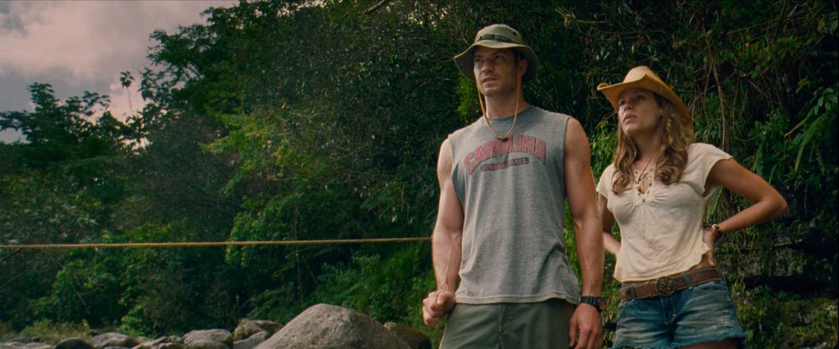 Timothy Olyphant, interpretando um mochileiro colorido, tamanham seus novos amigos ao lado de sua namorada interpretada por Kiele Sanchez, no filme de 2009 A Perfect Getaway.