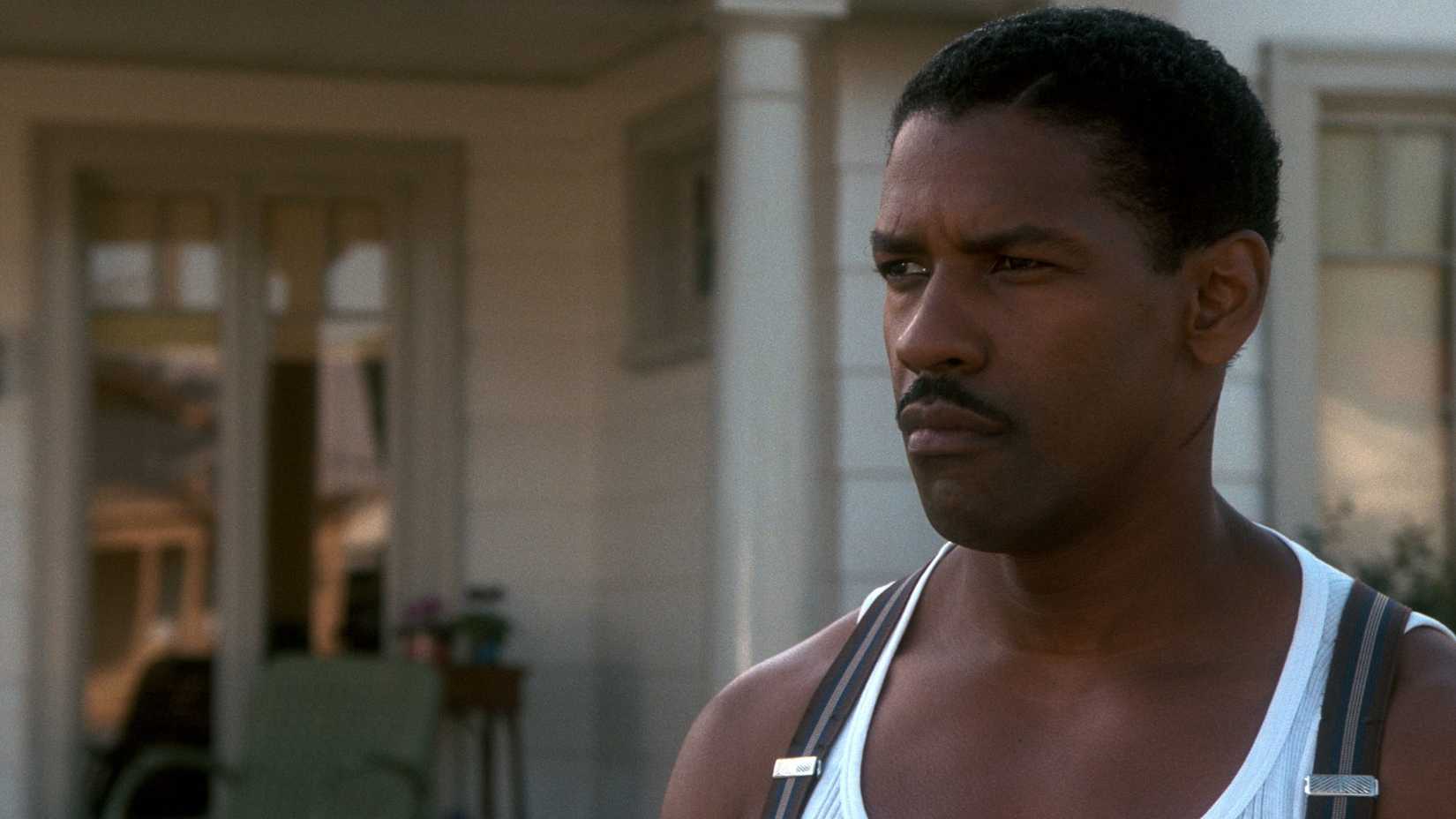 Denzel Washington olhando pensativamente como fácil Rawlins, o herói do detetive do Devil in A Blue Dress, um thriller de 1995