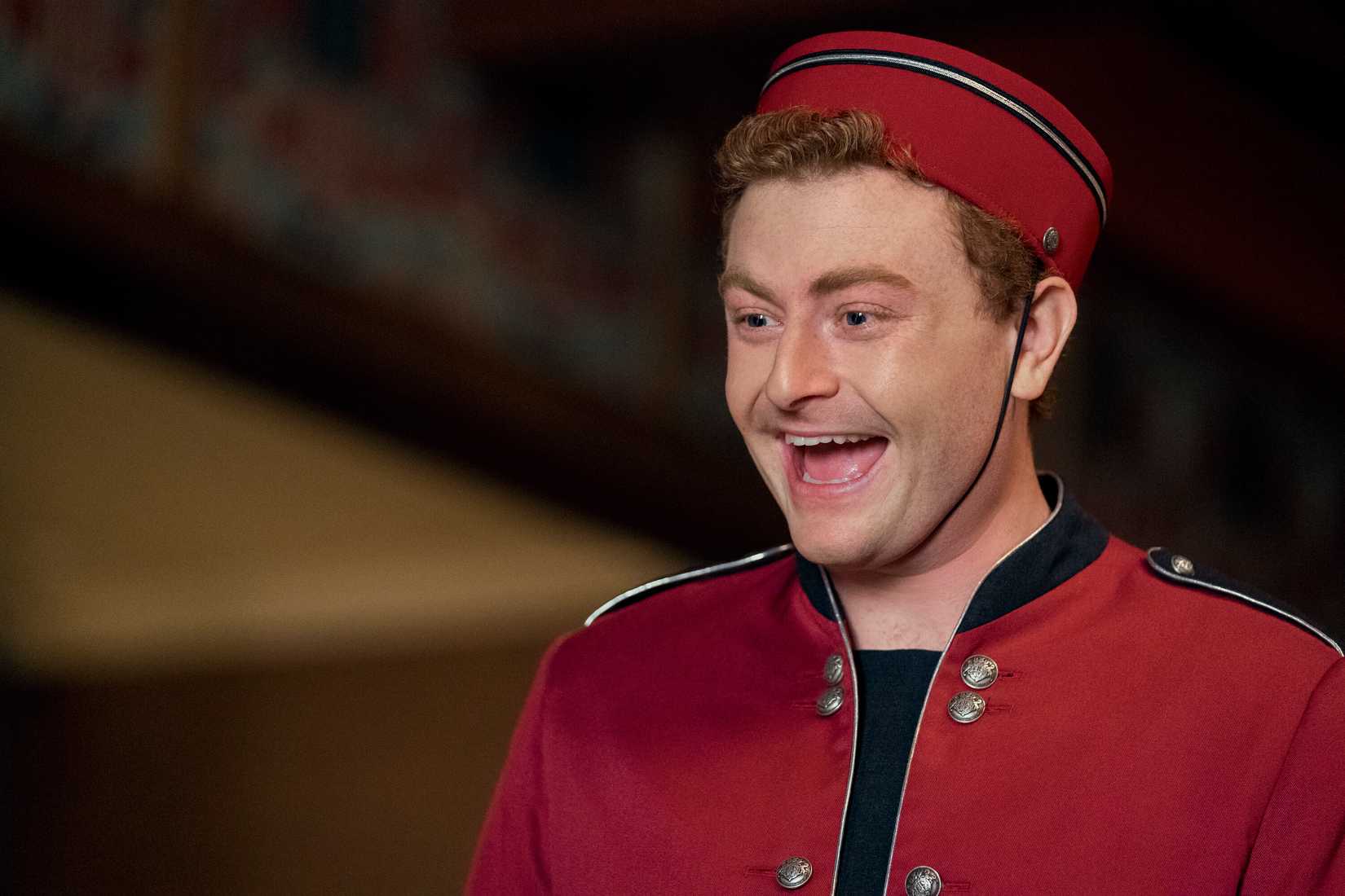 Ai cara em upload, vestido como um elevador bellhop