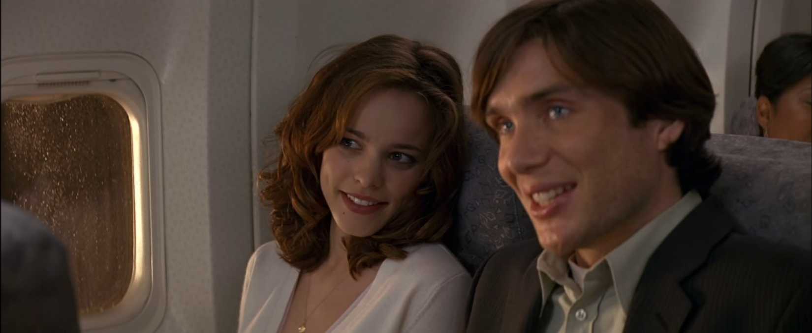 Em uma cena do thriller Red Eye, Rachel McAdams e Cillian Murphy parecem flertar enquanto se sentam juntos em um avião. Seu rosto está um pouco fora de foco, uma dica sutil de que isso não será um romance para as idades. 