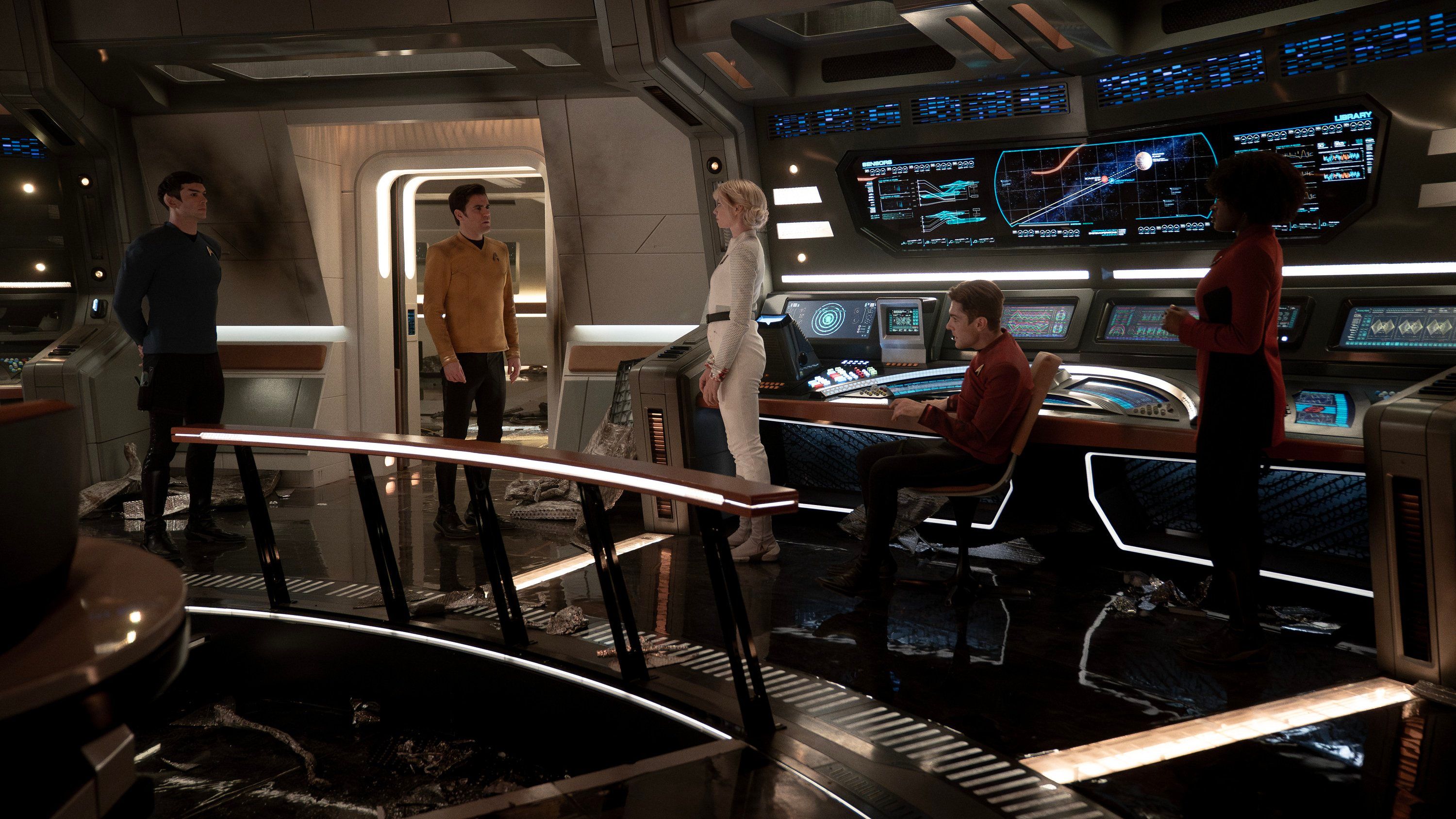 Ethan Peck como Spock, Paul Wesley como Kirk, Jess Bush como Chapel, Martin Quinn como Scotty e Celia Rose Gooding como Uhura na ponte do Farragut em Star Trek: Strange New Worlds