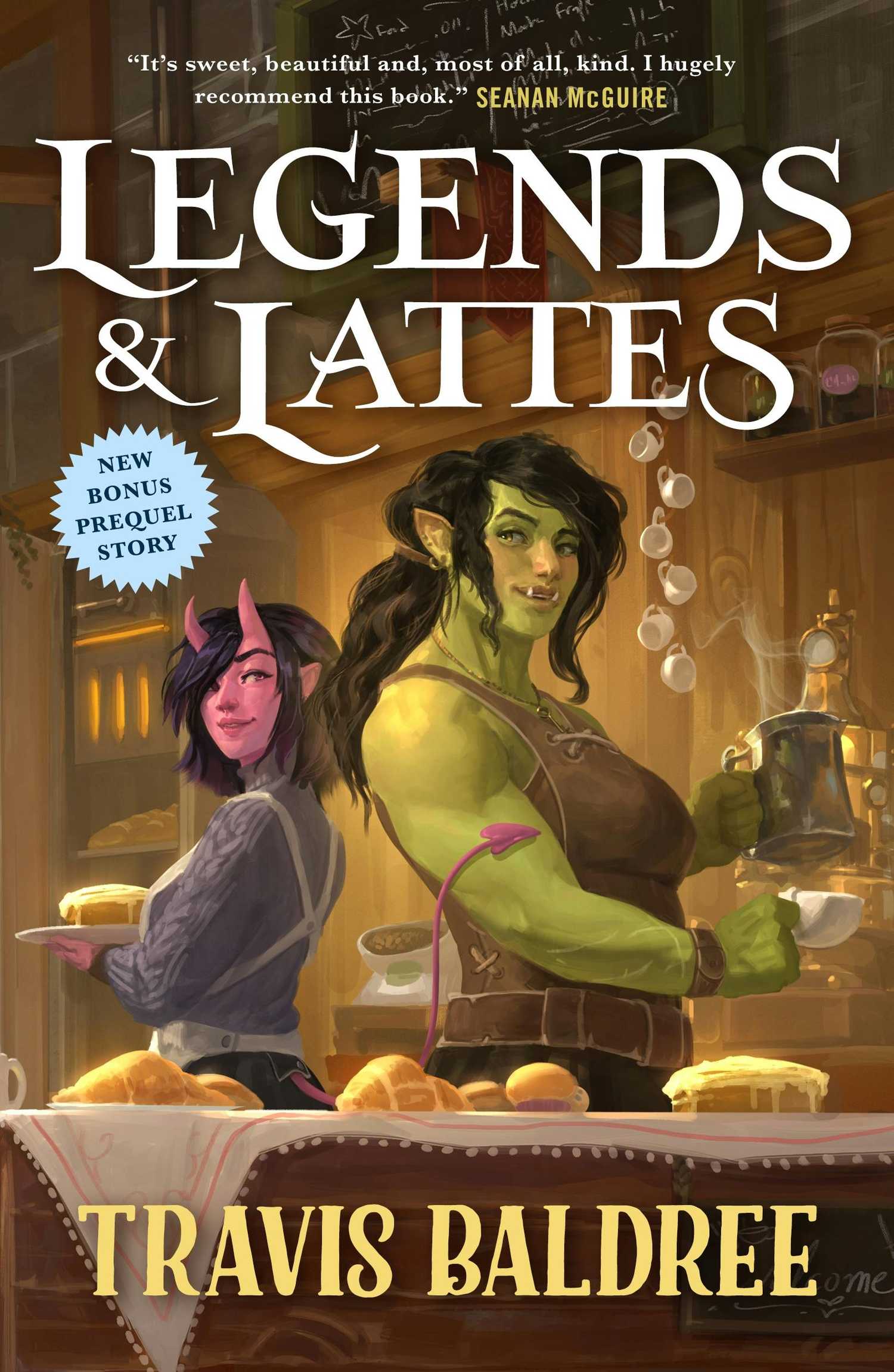 A capa da Legends & Lattes de Travis Baldree, representando uma orc feminina musculosa e de cabelos pretos, servindo café em frente a um balcão coberto de assados, enquanto uma mulher de pele vermelha e chifre com uma cauda de diabo fica atrás dela