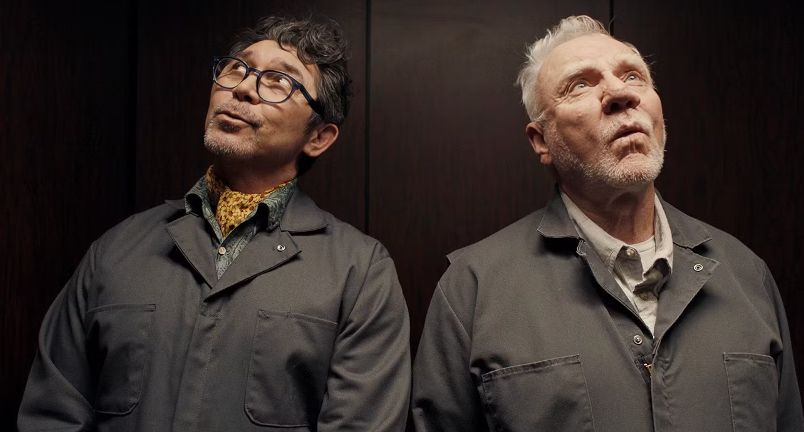 Malcolm McDowell e Lou Diamond Phillips ficam juntos e parecem suspeitos em et tu