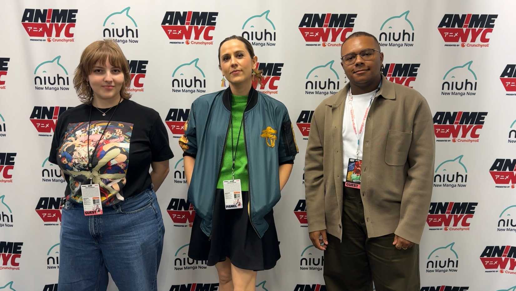 (L = r) Lisa Reimolold (Aira), Abby Trott (mãe) e AJ Beckles (Okarun) de Dandadan no Anime NYC
