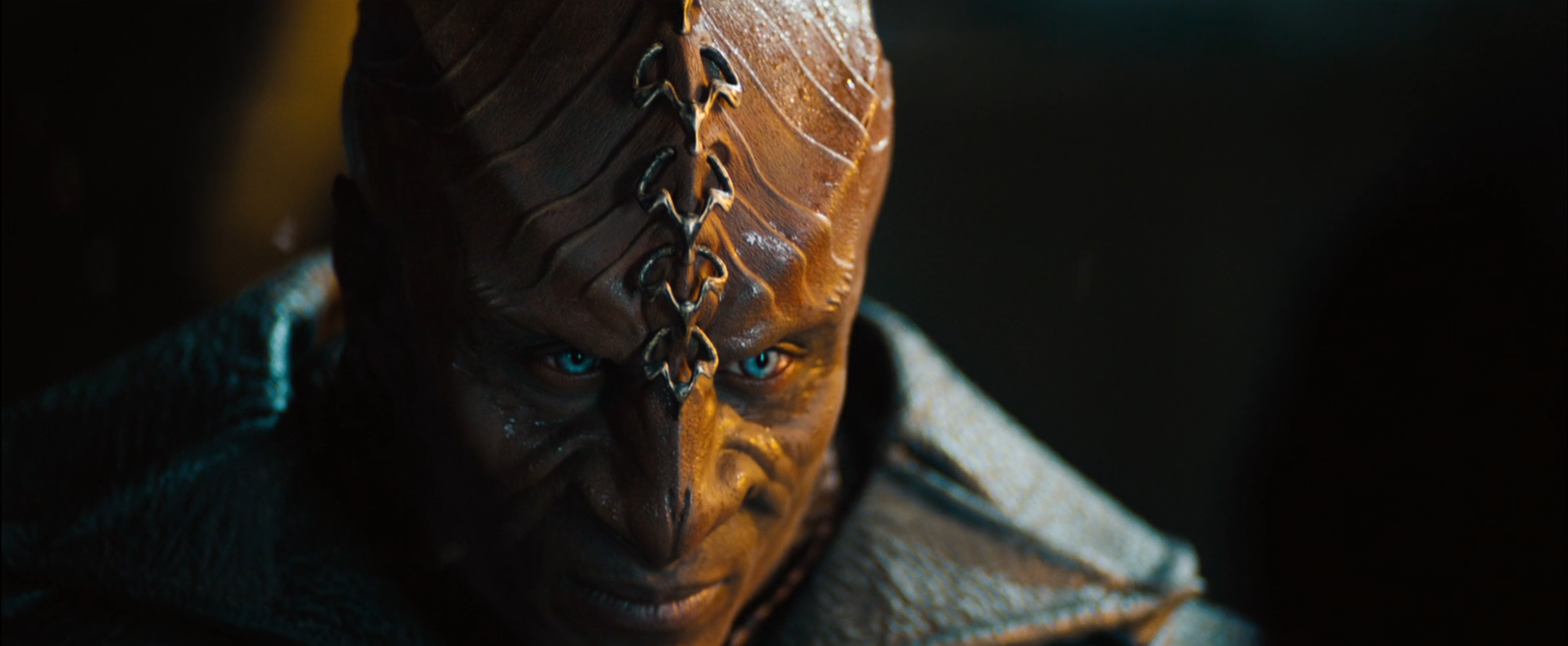 Um close -up de um comandante de Klingon em Star Trek na escuridão