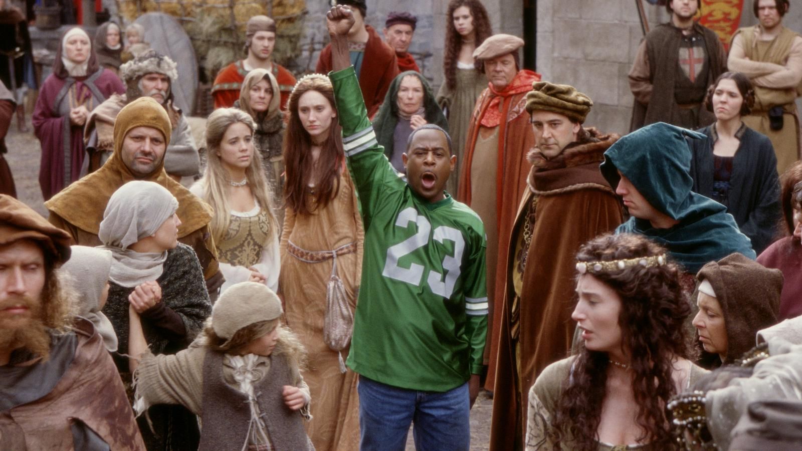 Um homem negro levantando o punho nos tempos medievais. Martin Lawrence no filme de 2001 Black Knight