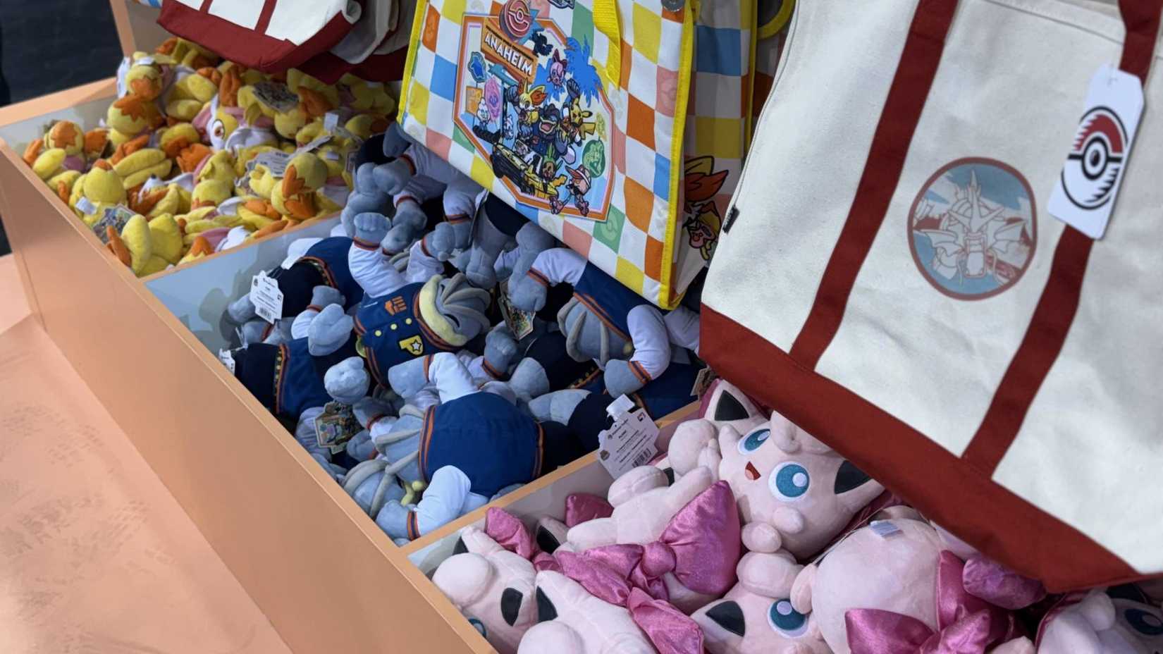 Pokémon Plushes e sacos do Pokémon Center no Campeonato Mundial de 2025.