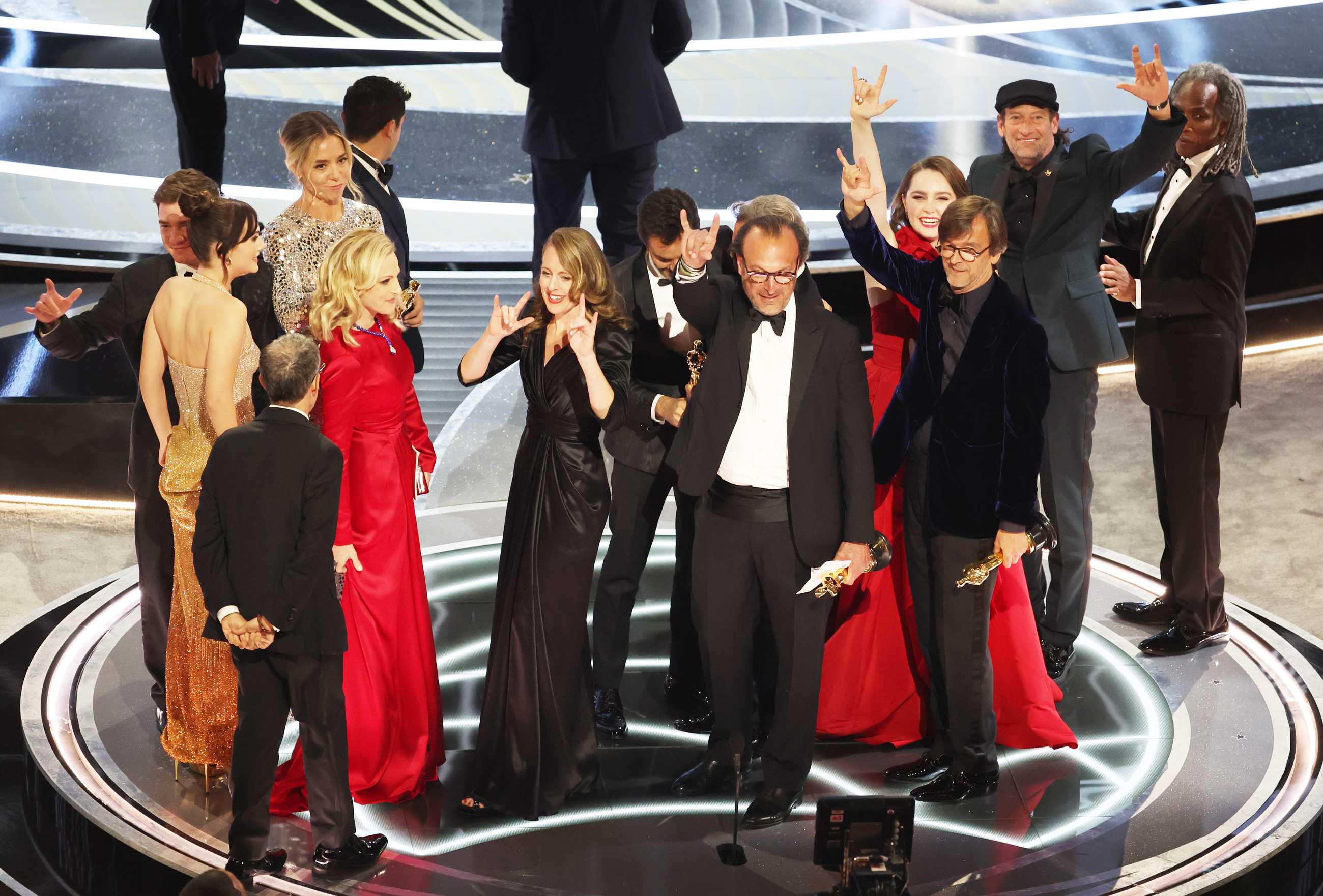 O elenco e os produtores de Coda no palco depois de ganhar o Melhor Filme no 94 Oscar anual