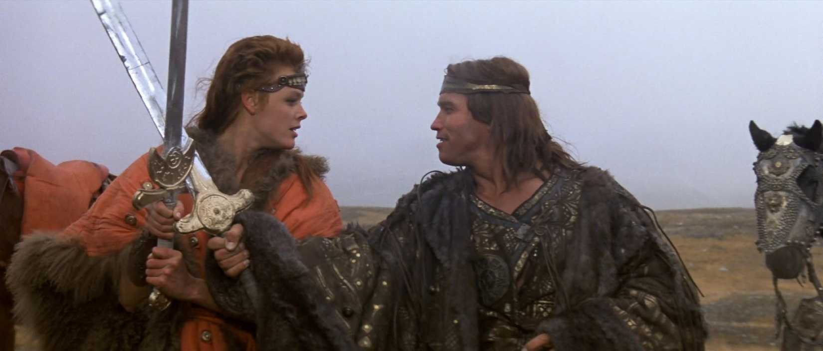 Arnold Schwarzenegger interpreta uma imitação de Conan ao lado de Sonja, de Brigitte Nielsen, no filme de 1985, Red Sonja.