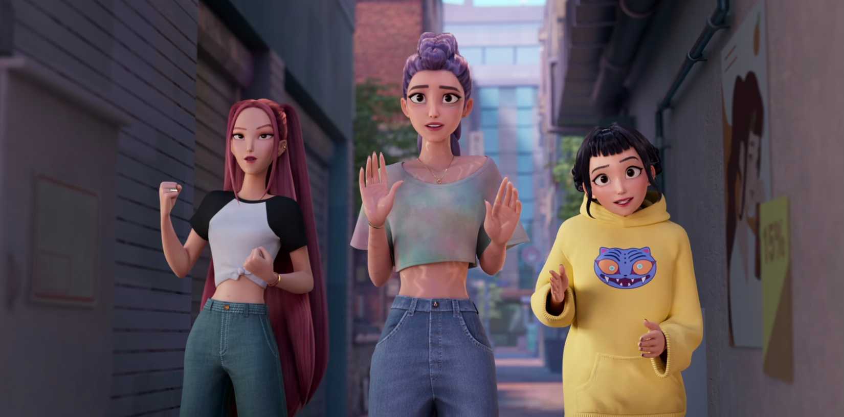 Os membros do Huntr/X fazem uma dança de robô em um beco no final de Kpop Demon Hunters. Zoey está usando um moletom com capuz amarelo folgado com uma versão estilizada de um rosto azul de tigre na frente.