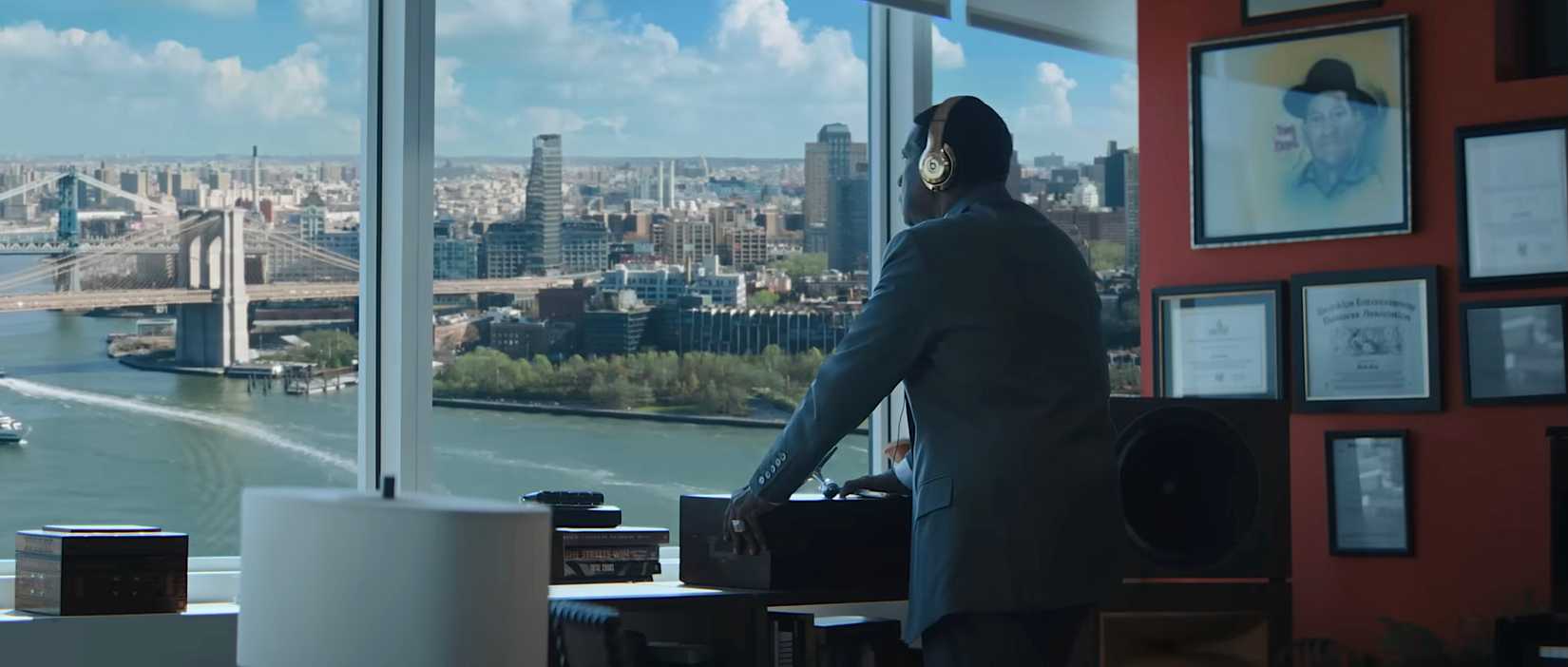 O magnata do recorde David King (Denzel Washington) olha para fora da janela do escritório com uma vista espetacular da cidade de Nova York nos 2 mais baixos de Spike Lee