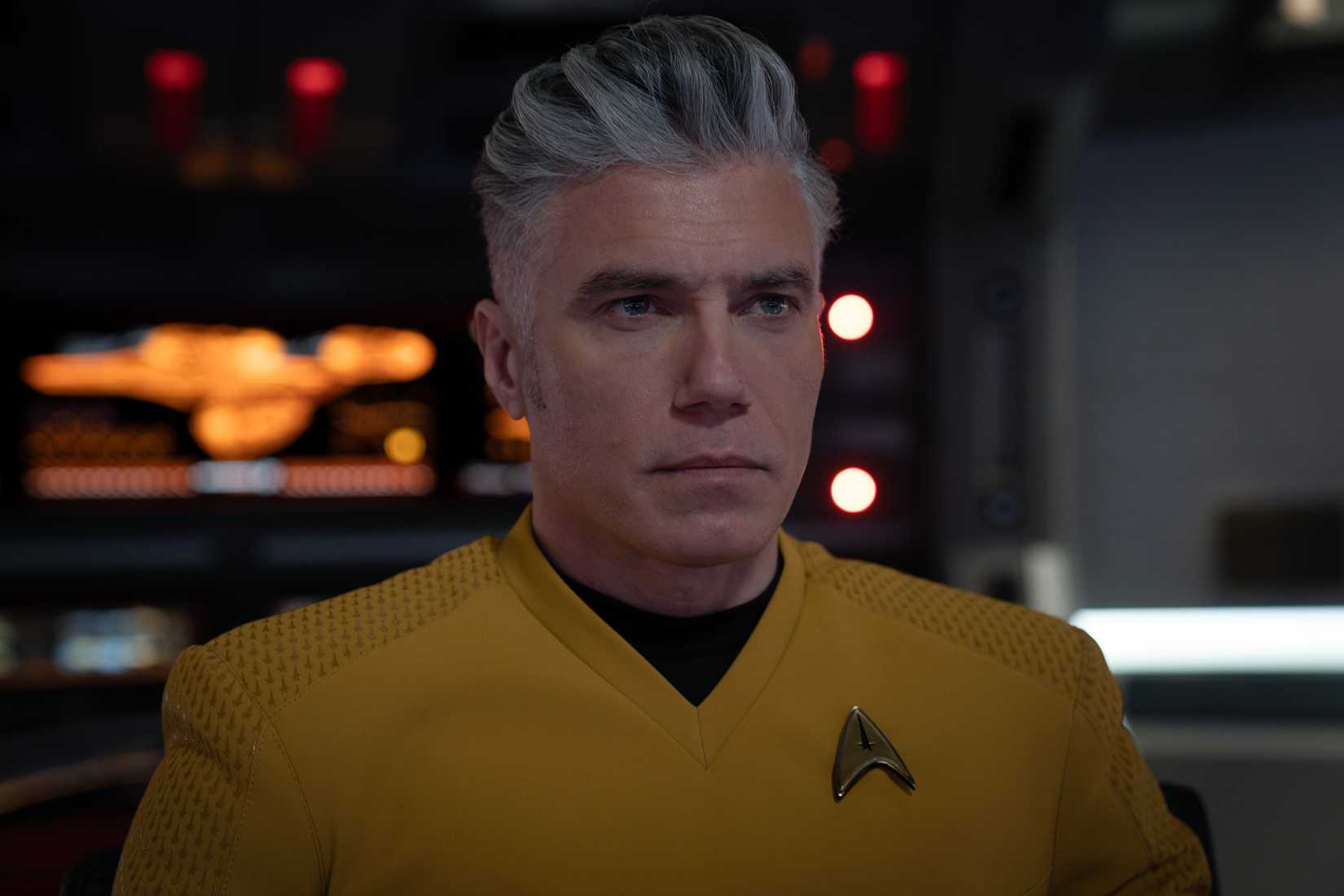 Capitão Pike na ponte da empresa em Star Trek: Strange New Worlds