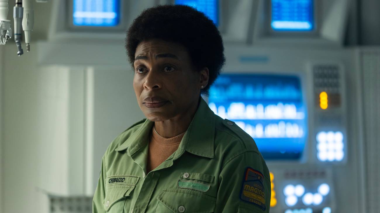 O oficial médico Chibuzo parece ansioso antes de realizar uma cirurgia.