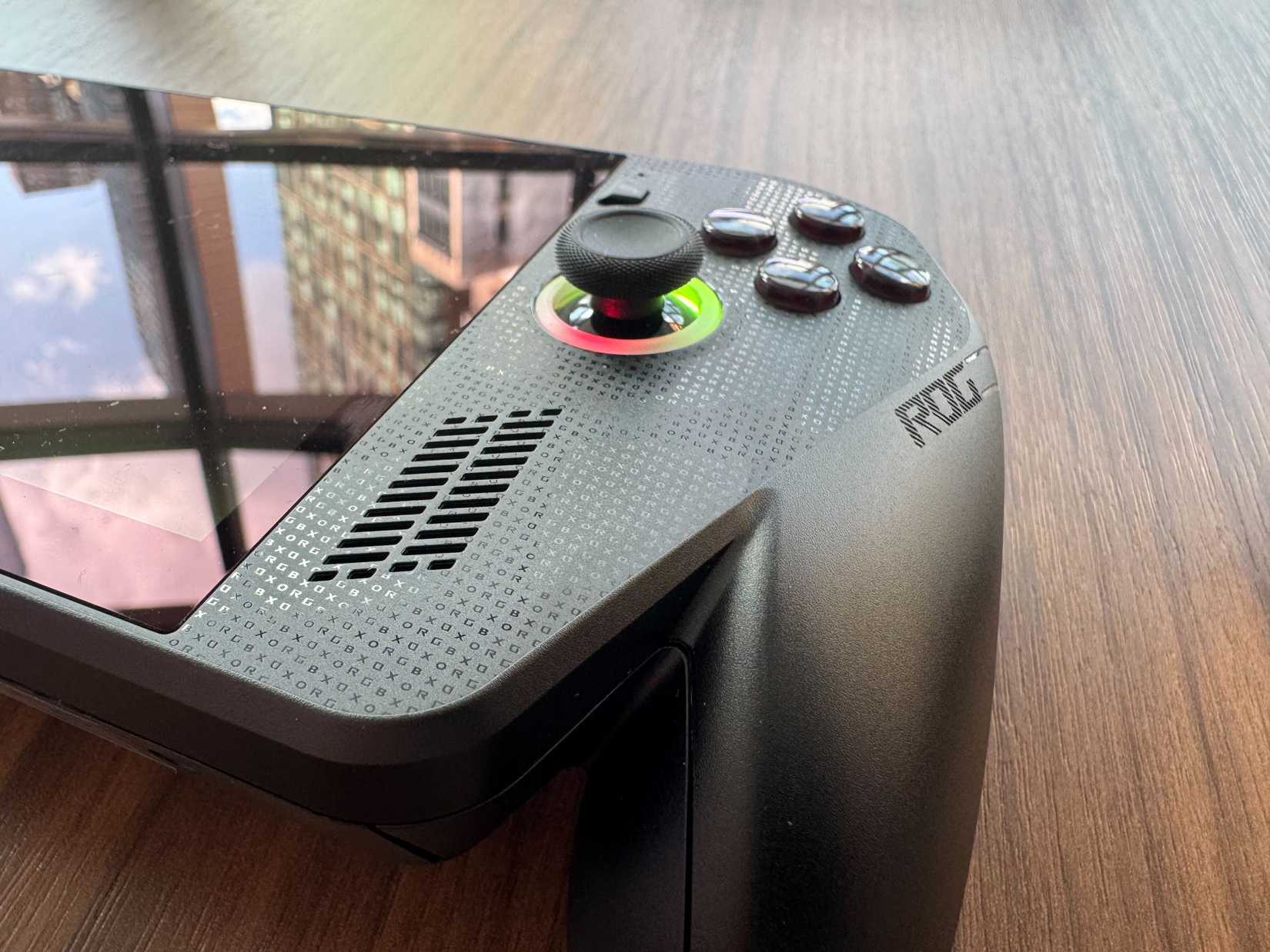 Um close do aperto direito de um Xbox Rog Ally X.
