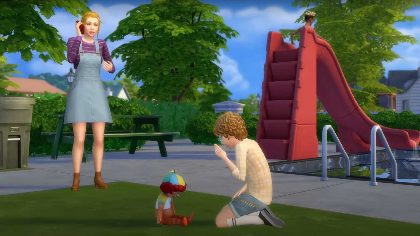 Uma mãe loira se olha quando seu filho de cabelos encaracolados fala com seu amigo imaginário.