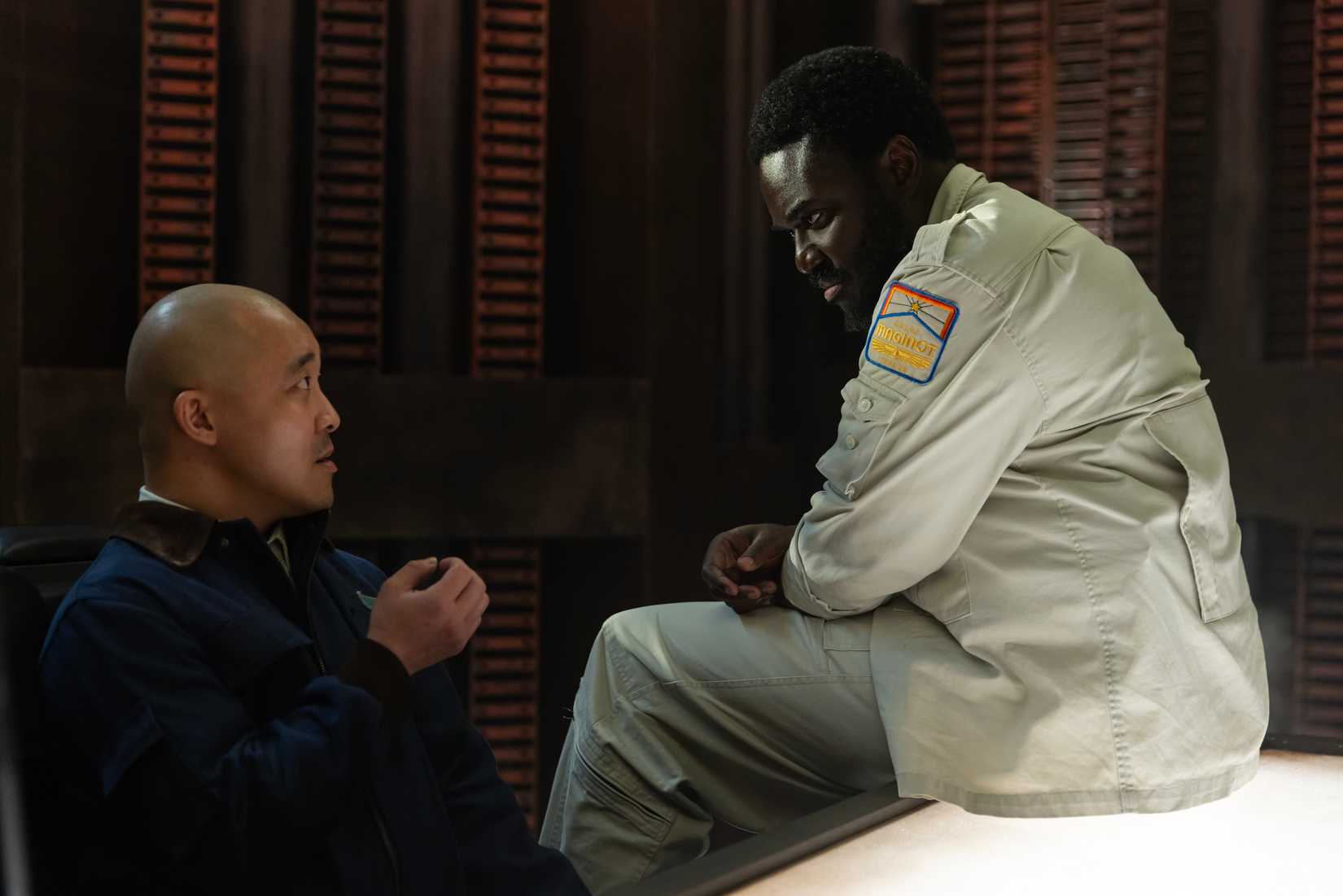 Morrow interroga o sintético do navio em Alien: Terra Episódio 5