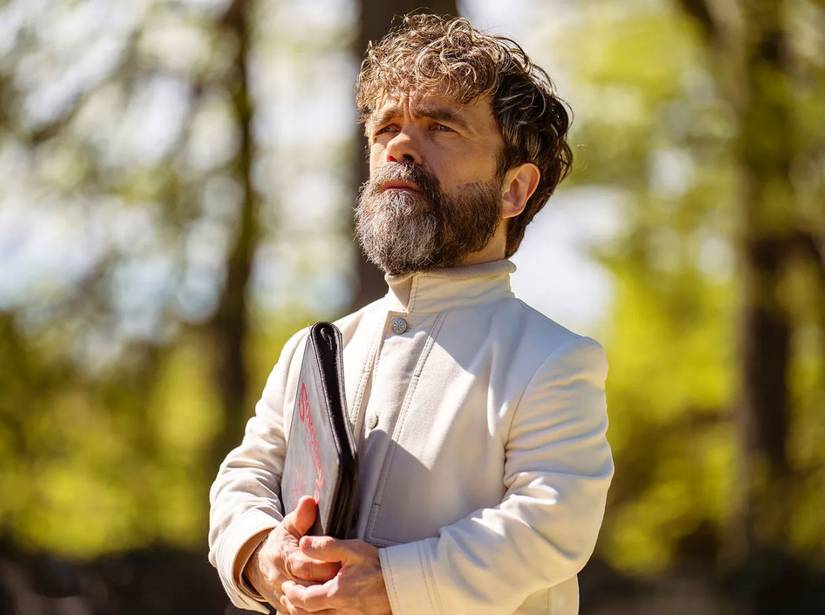 Peter Dinklage segura um fichário e fica do lado de fora na ressurreição de Dexter