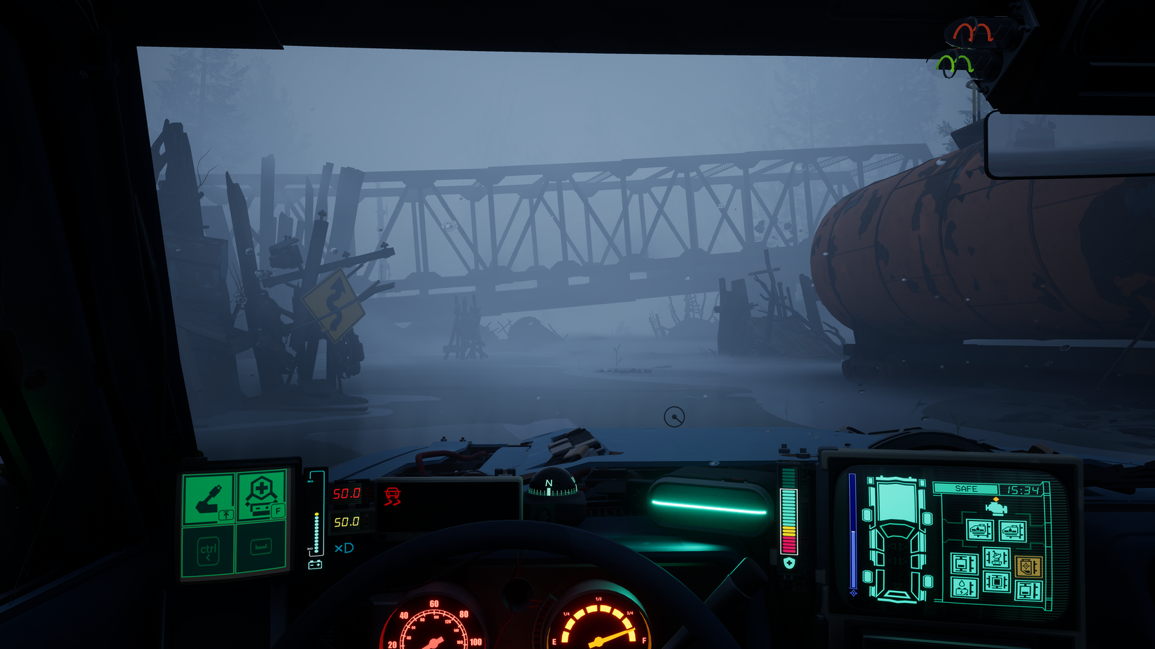 Uma vista do cockpit de um carro de uma cena nebulosa de ruínas industriais em Pacific Drive: Whispers in the Woods