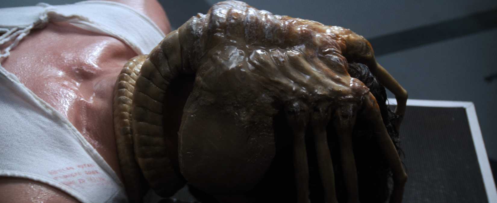 O facehugger abraça o rosto de um cara em alienígena