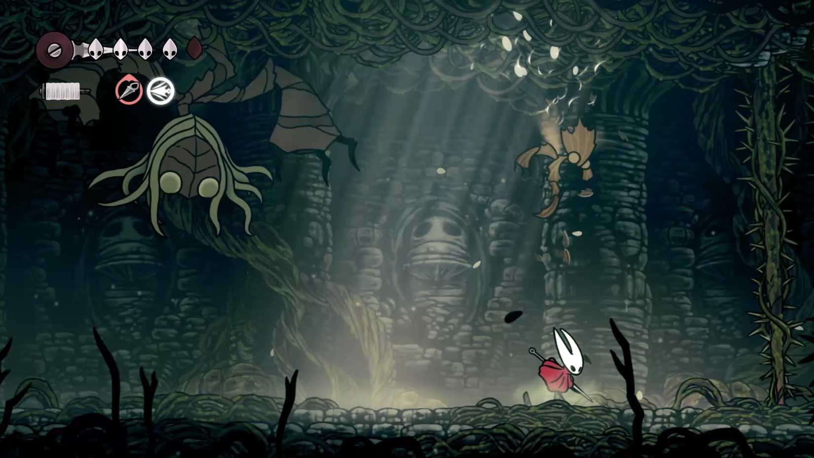 Hornet preparando -se para atacar um splinterbark em Silksong