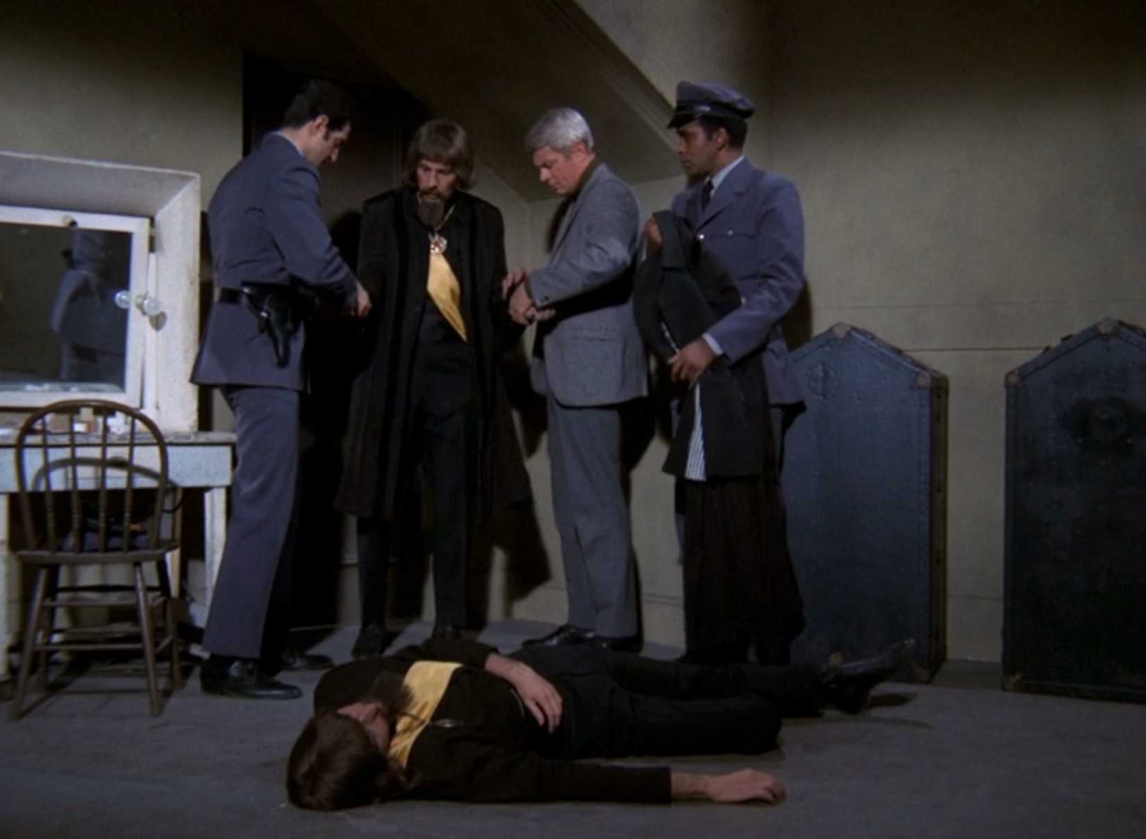 Missão: Impossível 1970 - Leonard Nimoy desliza para as roupas de seu doppelganger