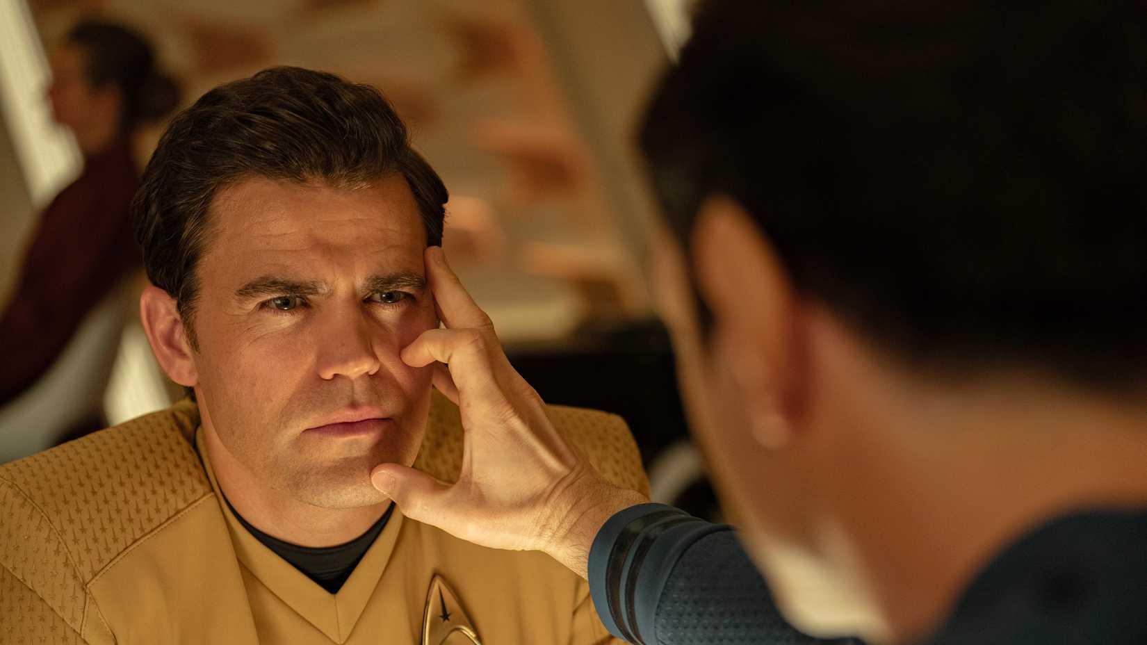 James T. Kirk (Paul Wesley) MINDS MELDS COM SPOCK (Ethan Peck) em Star Trek Strange New Worlds