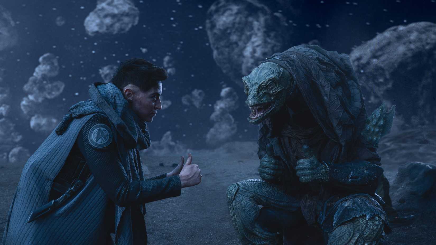 Melissa Navia como Ortegas conversa com um Gorn in Star Trek: Strange New Worlds