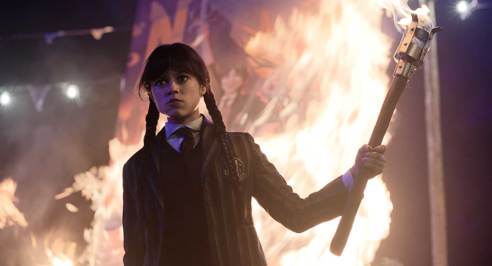 Quarta -feira com uma tocha. Ela fica na frente de um retrato ardente de si mesma.