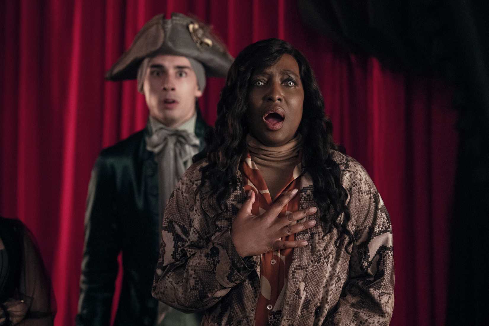 Imagem com Gabrielle Barclay de quarta -feira. Ela tem a boca aberta, parecendo com medo.