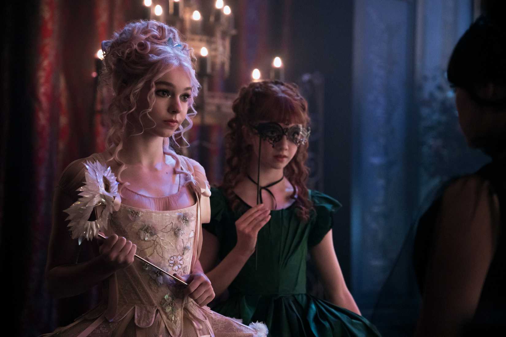 Imagem de quarta -feira, com Enid e Agnes em vestido extravagante. 