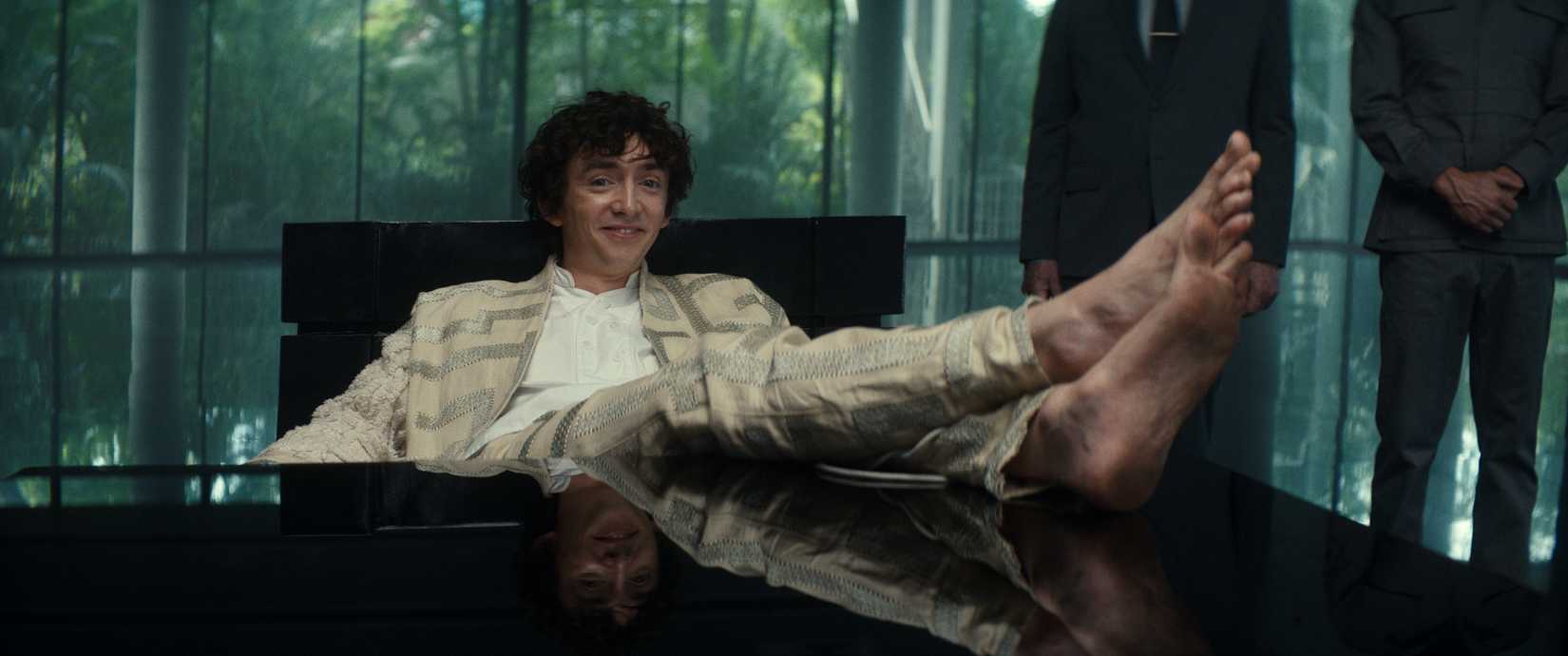 Garoto Kavalier coloca os pés em uma mesa durante uma reunião em Alien: Terra