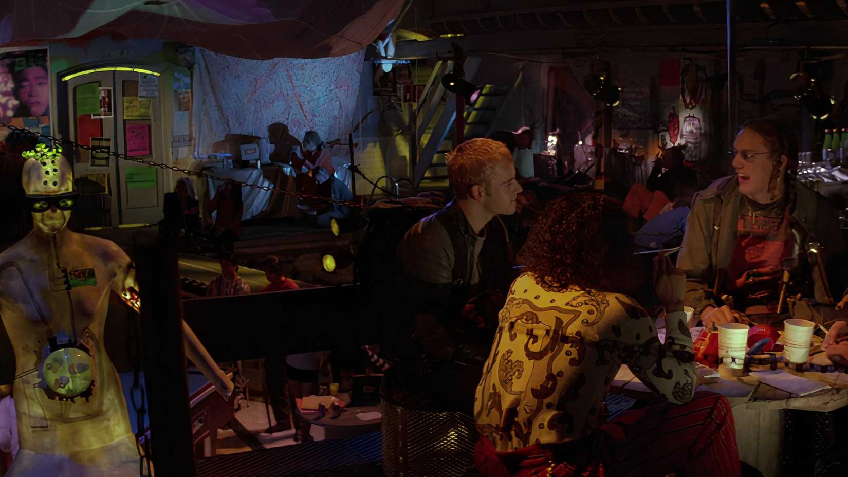 Dade e seus colegas hackers jantam em um estabelecimento de comida muito maluco de alimentos.