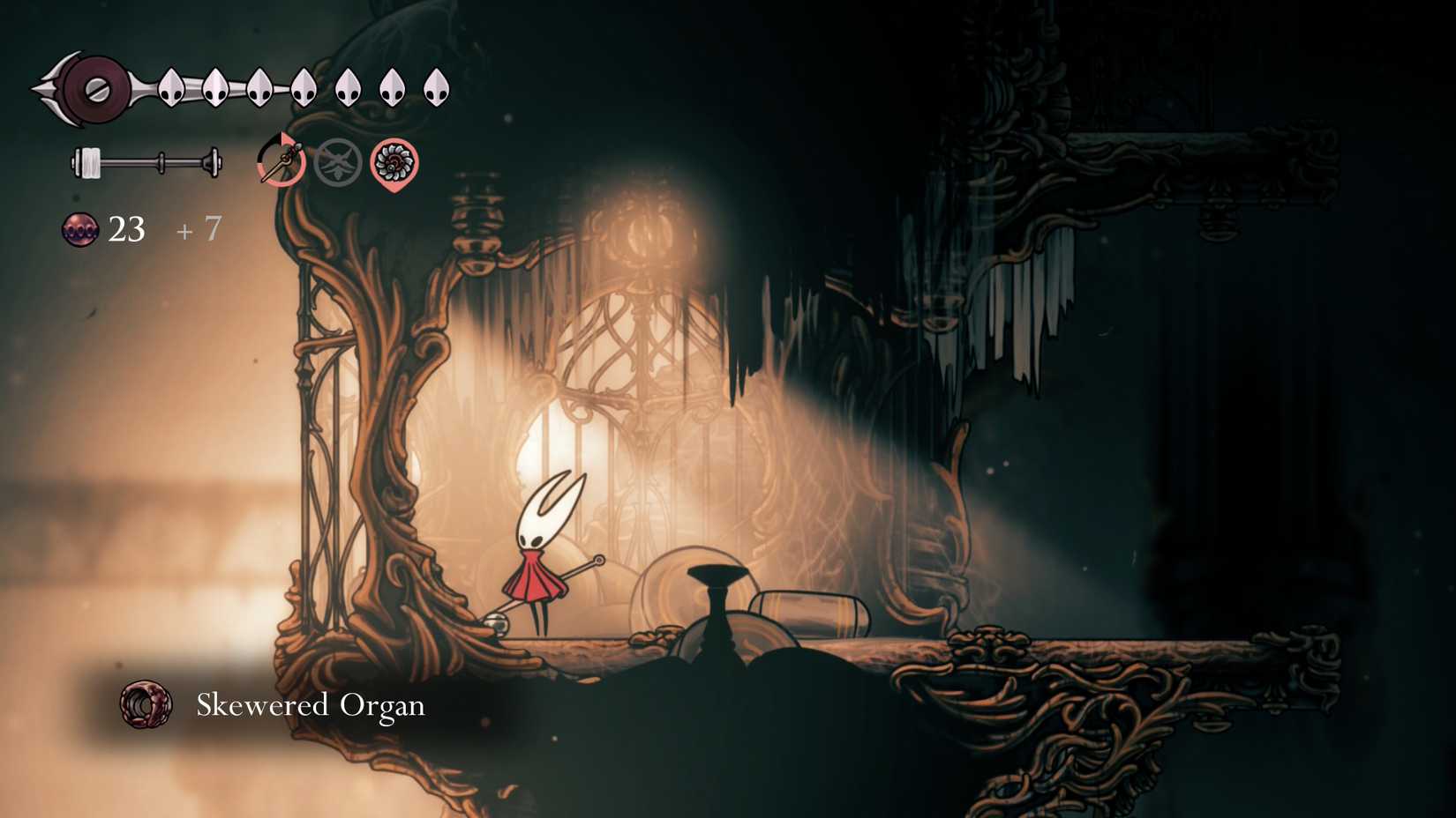 Hornet reunindo um órgão espetado em Silksong