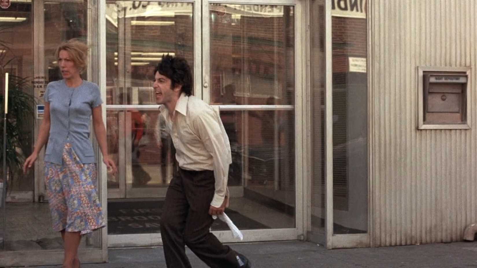 Al Pacino Chants "Attica!" em referência a um tumulto da prisão então recente em uma cena da tarde de cachorro
