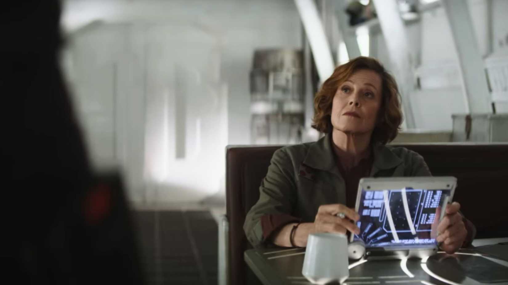 Uma imagem do Mandalorian e Grogu, com Sigourney Weaver