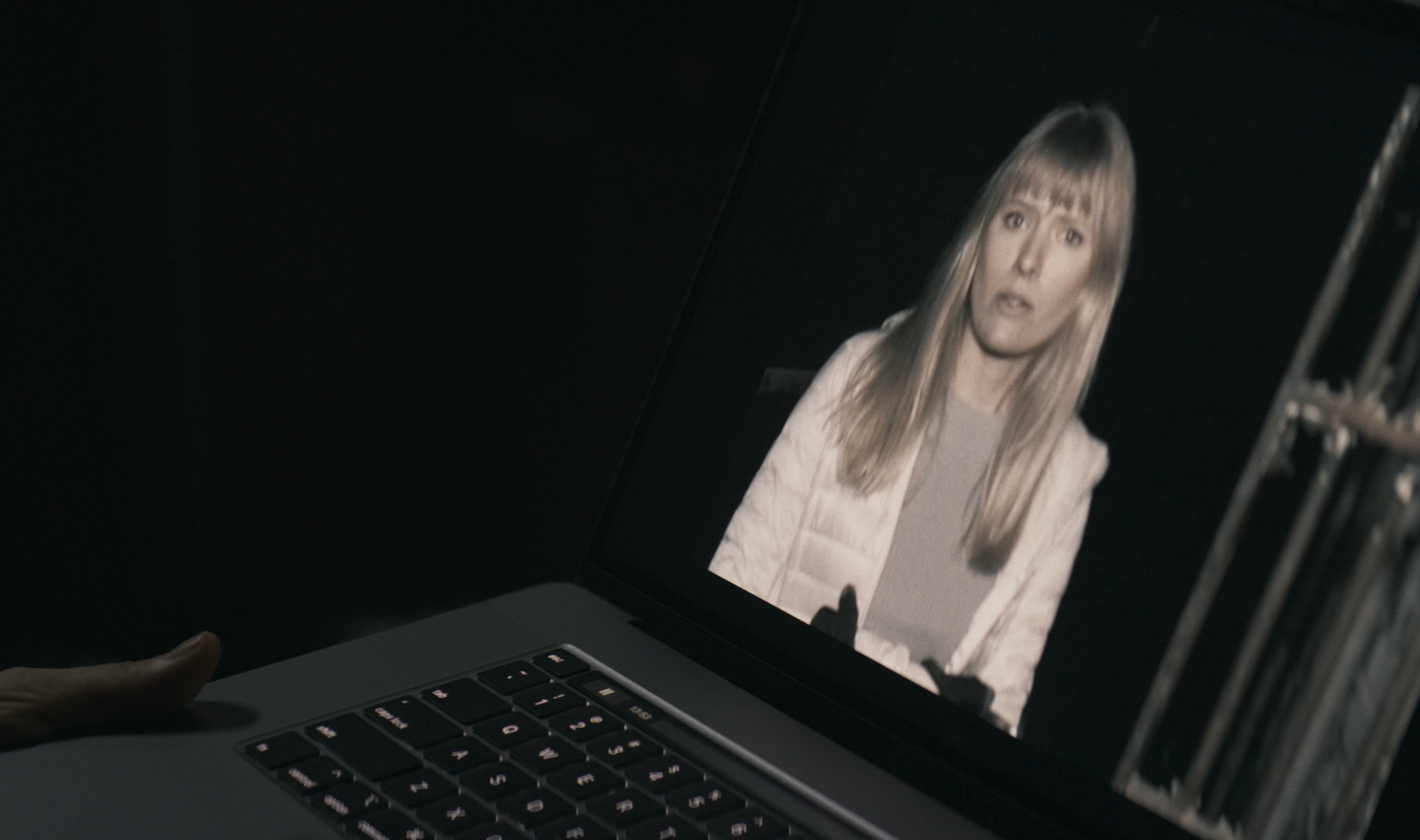 Riley em uma tela de laptop em Shelby Oaks