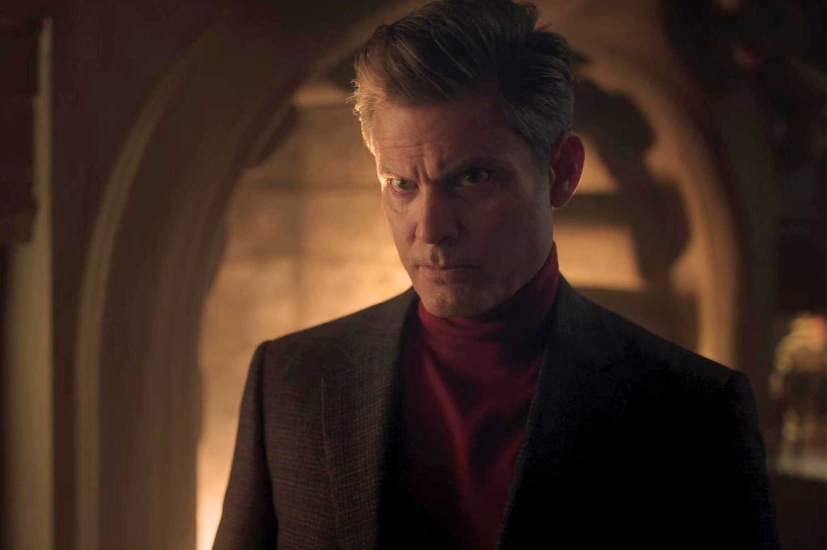 Quarta -feira S2 Casper Van Dien como Gideon Sterling.