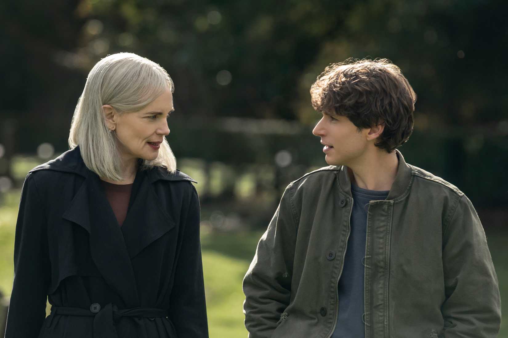 Helen (Elizabeth McGovern) fala com Guy Anatole (Nicholas Denton) em Talamasca