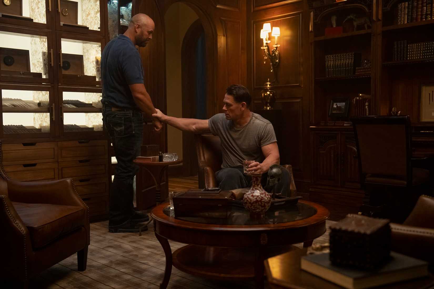 Keith Smith (David Denman) conversa com Chris Smith (John Cena) em Peacemaker