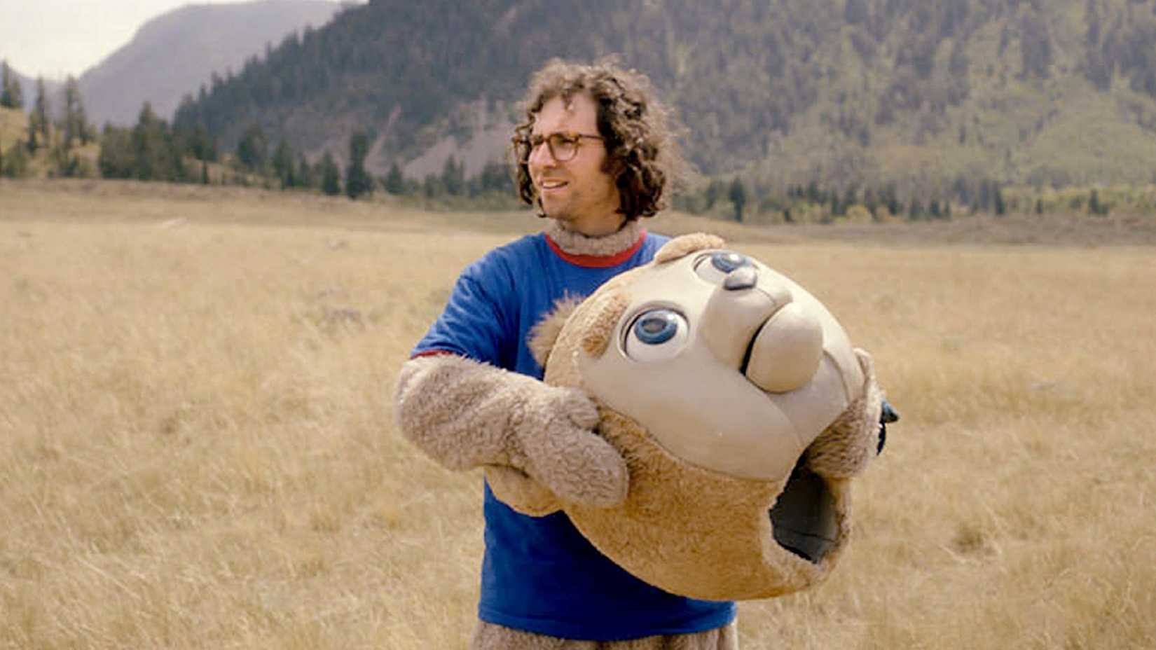Kyle Mooney se veste com uma fantasia de urso animatrônico em uma cena do filme de 2017 Brigsby Bear