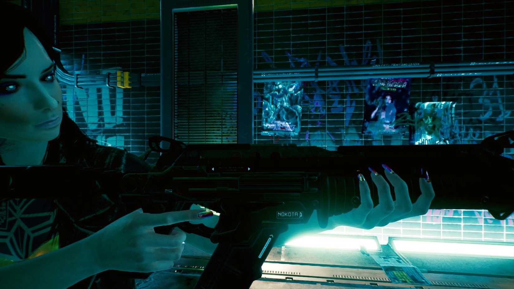 V ALIGA UMA ARMA, mostrando as unhas duocromáticas.