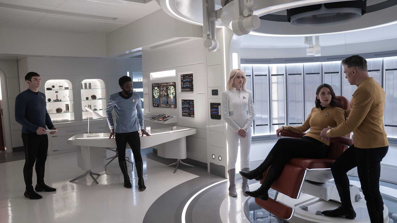 Ethan Peck como Spock, Babs Oluusanmokun como Dr. M'Benga, Jess Bush como Chapel, Melanie Scrofano como Batel e Anson Mount como capitão Pike em Star Trek: Strange New Worlds