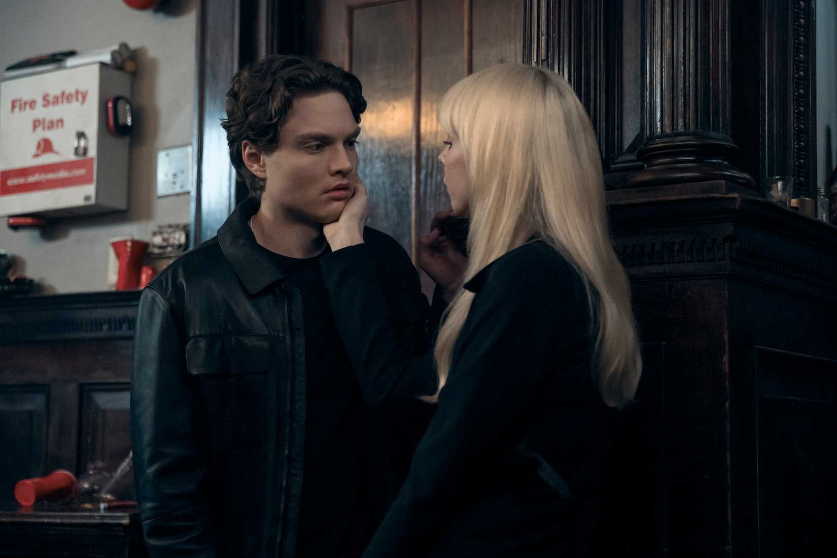 Cate Dunlap (Maddie Phillips) toca Sam (Asa Germann) para usar seus poderes nele em Gen V