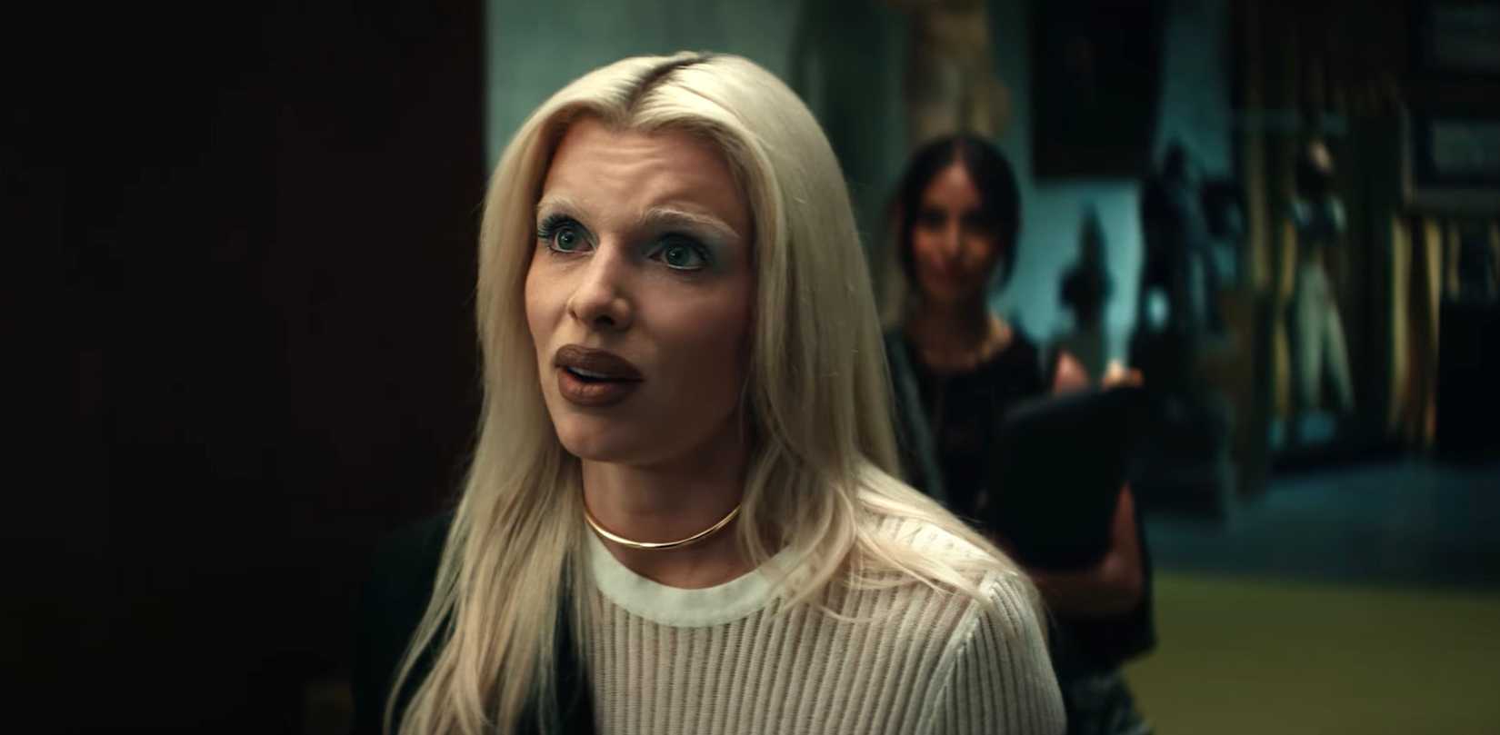 Julia Fox como Elsie nele, uma mulher com cabelos loiros branqueados e sobrancelhas e contorno de maquiagem extrema